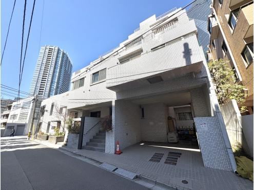studio apartment in Minato Ward, Tokyo - Photo 1