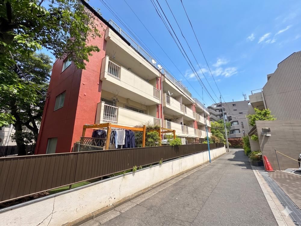 3LDK apartment in Nakano Ward, Tokyo - Photo 1