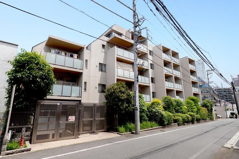 2LDK+S apartment in Minato Ward, Tokyo - Photo 1