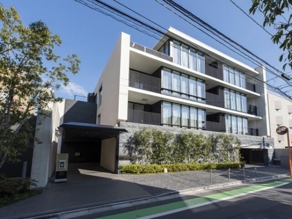 2LDK apartment in Minato Ward, Tokyo - Photo 1