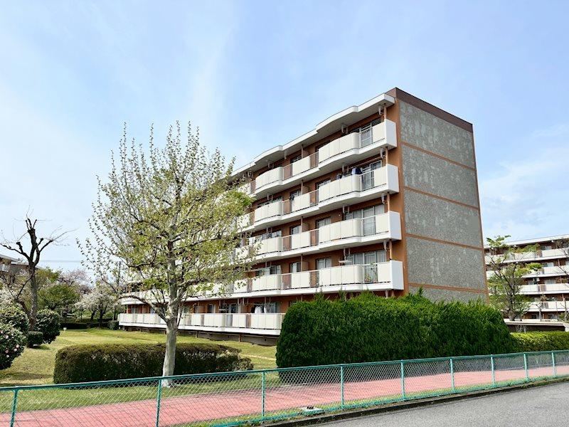 2LDK apartment in Mihama Ward, Chiba - Photo 1