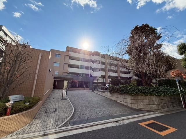 3LDK apartment in Bunkyo Ward, Tokyo - Photo 1