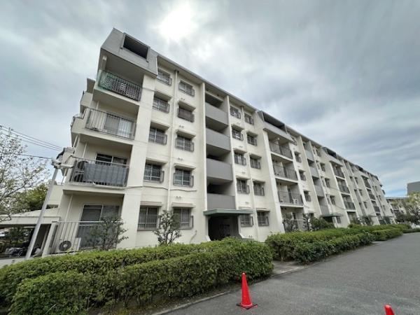 4LDK apartment in Hirakata, Osaka - Photo 1