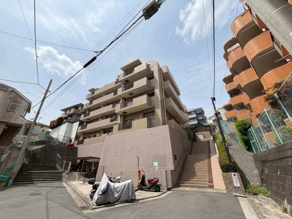 3LDK apartment in Isogo Ward, Yokohama, Kanagawa - Photo 1
