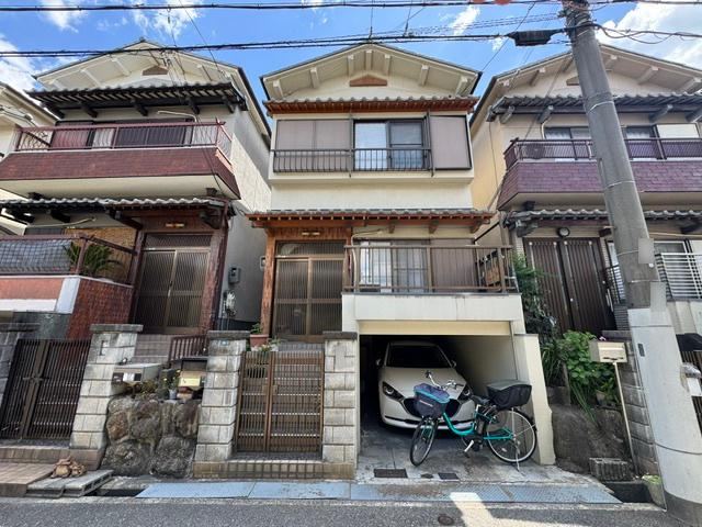 4LDK house in Neyagawa, Osaka - Photo 1