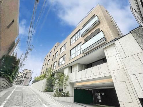 2LDK+S apartment in Minato Ward, Tokyo - Photo 1