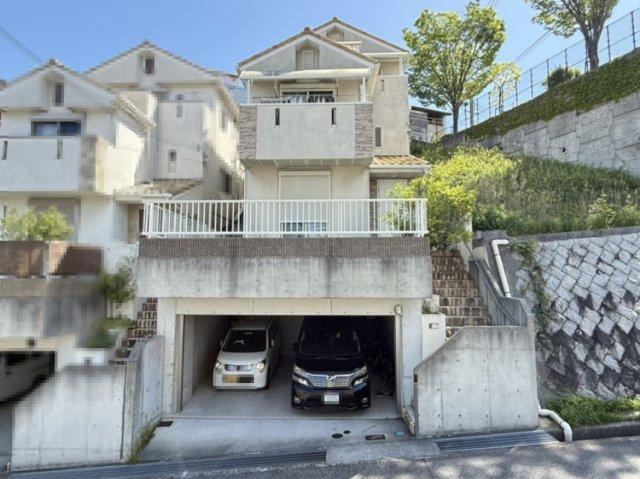 4LDK house in Tarumi Ward, Kobe, Hyogo - Photo 1