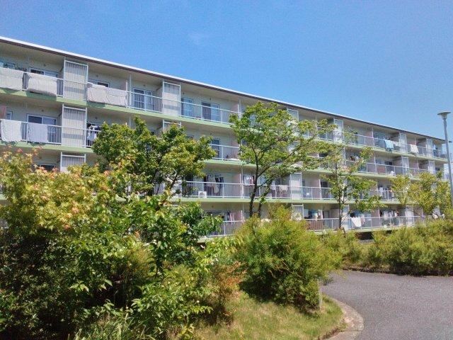 2LDK apartment in Isogo Ward, Yokohama, Kanagawa - Photo 1
