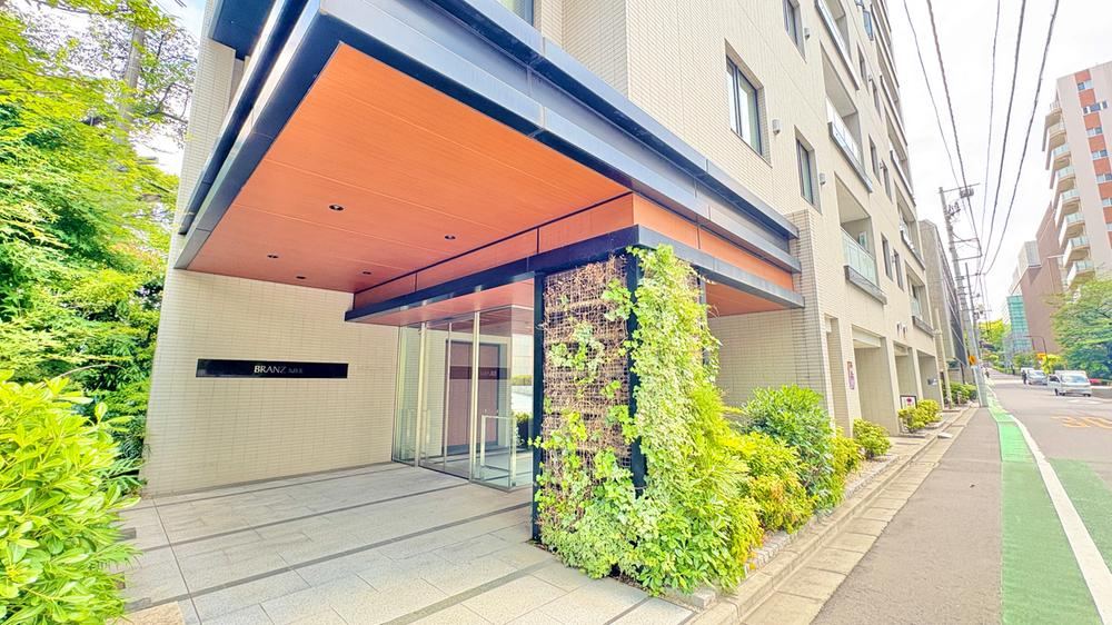 2LDK apartment in Chiyoda Ward, Tokyo - Photo 1