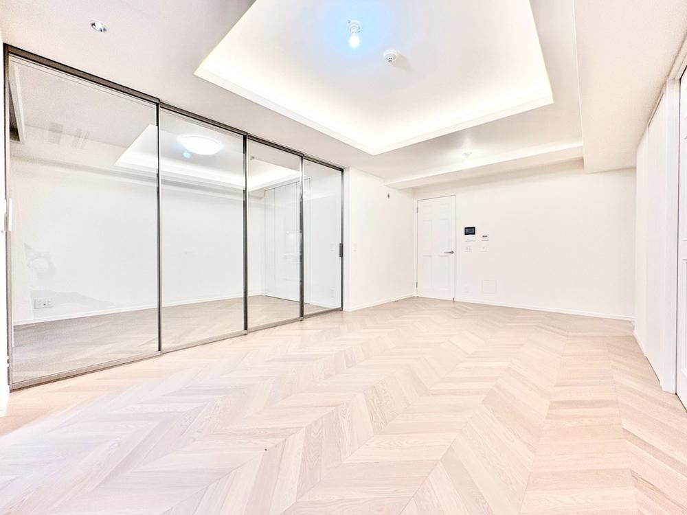 2LDK+S apartment in Minato Ward, Tokyo - Photo 1