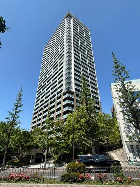 2LDK apartment in Minato Ward, Tokyo - Photo 1