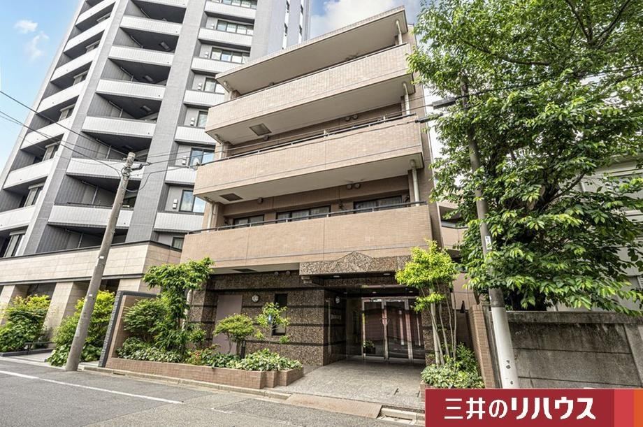3LDK apartment in Shibuya Ward, Tokyo - Photo 1