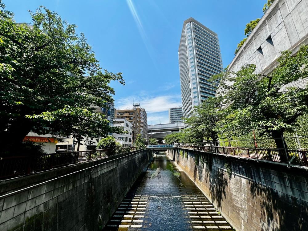 2LDK apartment in Meguro Ward, Tokyo - Photo 1