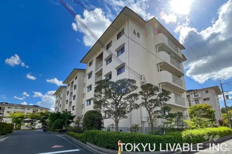 4DK apartment in Suita, Osaka - Photo 1