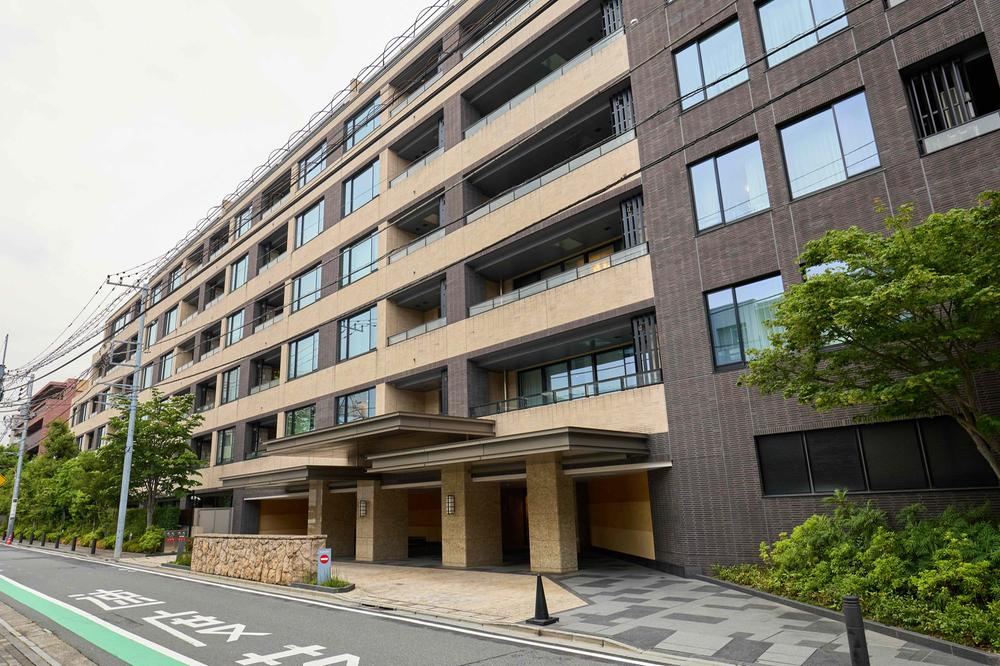 3LDK apartment in Minato Ward, Tokyo - Photo 1
