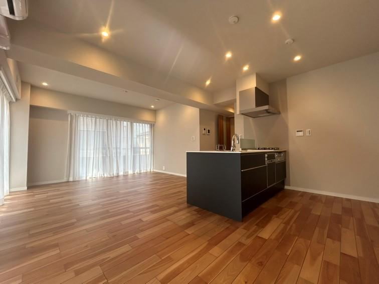 2LDK apartment in Minato Ward, Tokyo - Photo 1