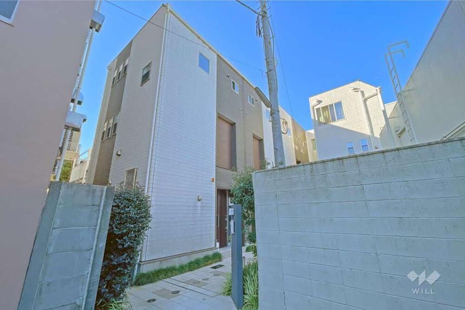 2LDK+S apartment in Ota Ward, Tokyo - Photo 1