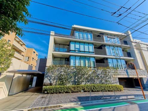 2LDK apartment in Minato Ward, Tokyo - Photo 1