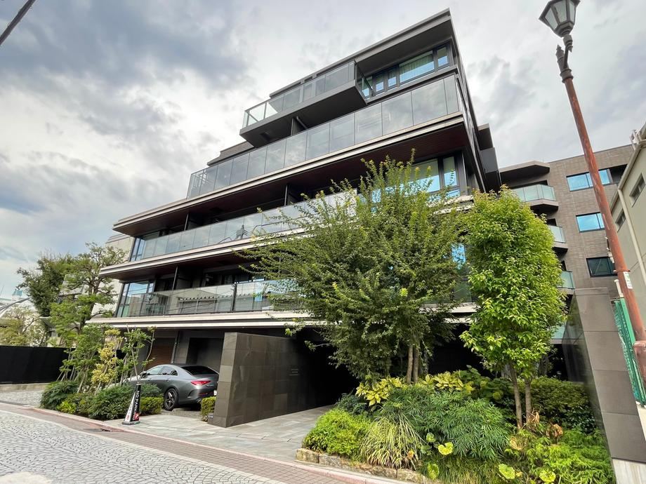 2LDK apartment in Shinjuku Ward, Tokyo - Photo 1