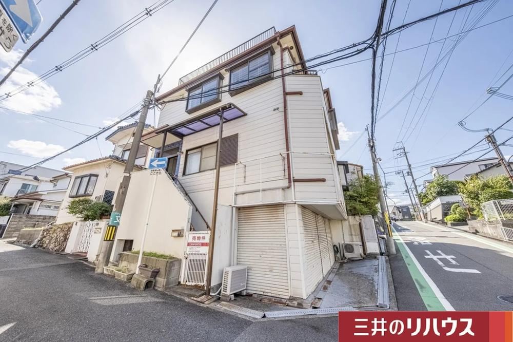 6LDK house in Toyonaka, Osaka - Photo 1