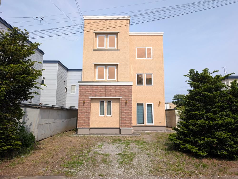 7LDK house in Higashi Ward, Sapporo, Hokkaido - Photo 1