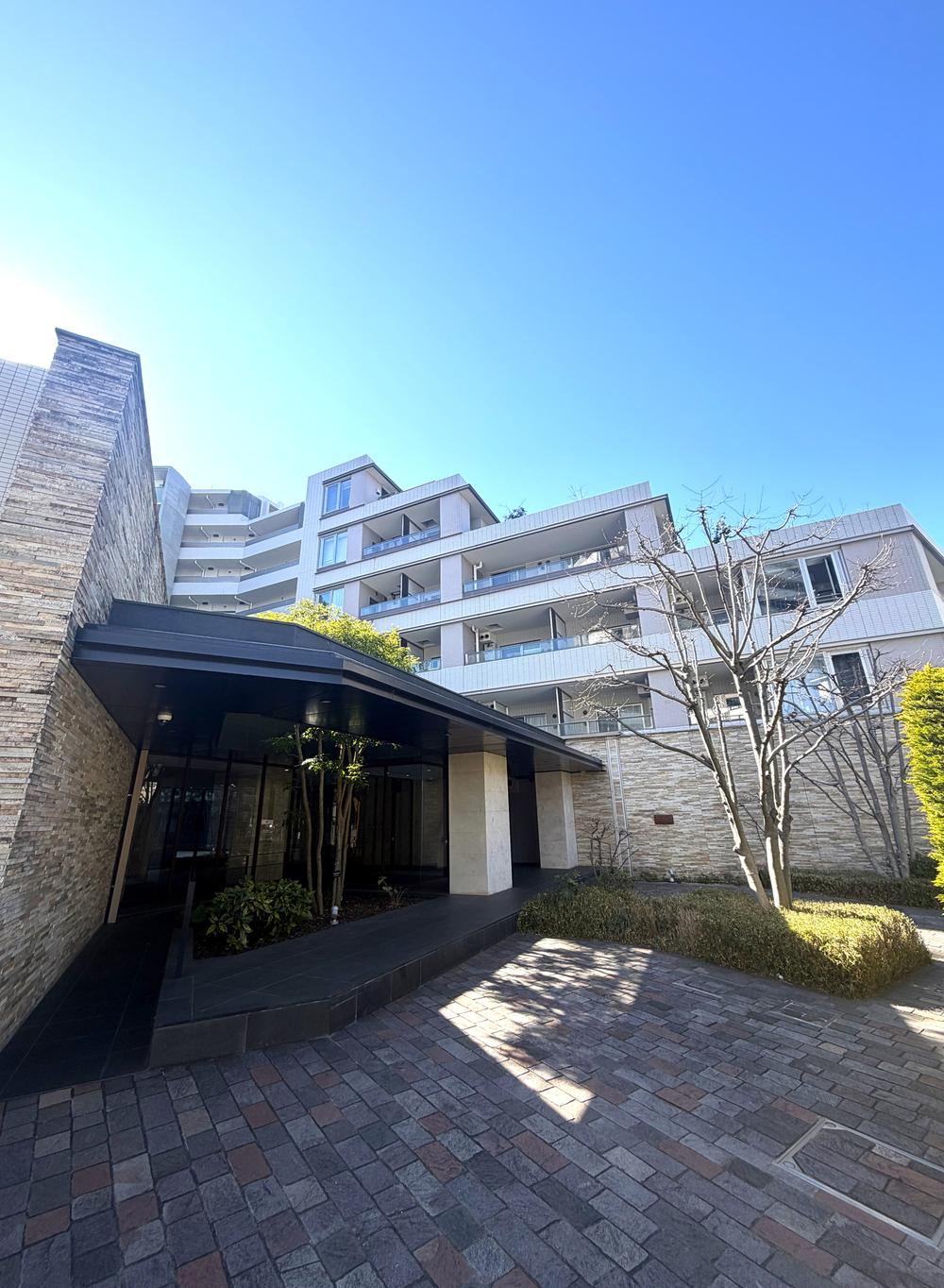 2LDK+S apartment in Nakano Ward, Tokyo - Photo 1