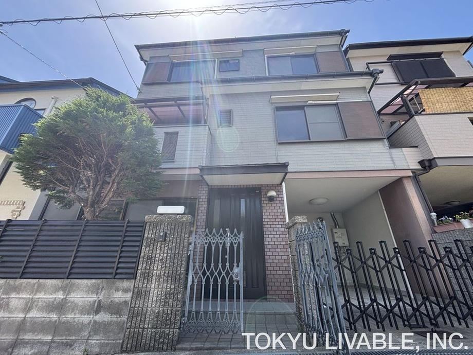 4LDK house in Toyonaka, Osaka - Photo 1