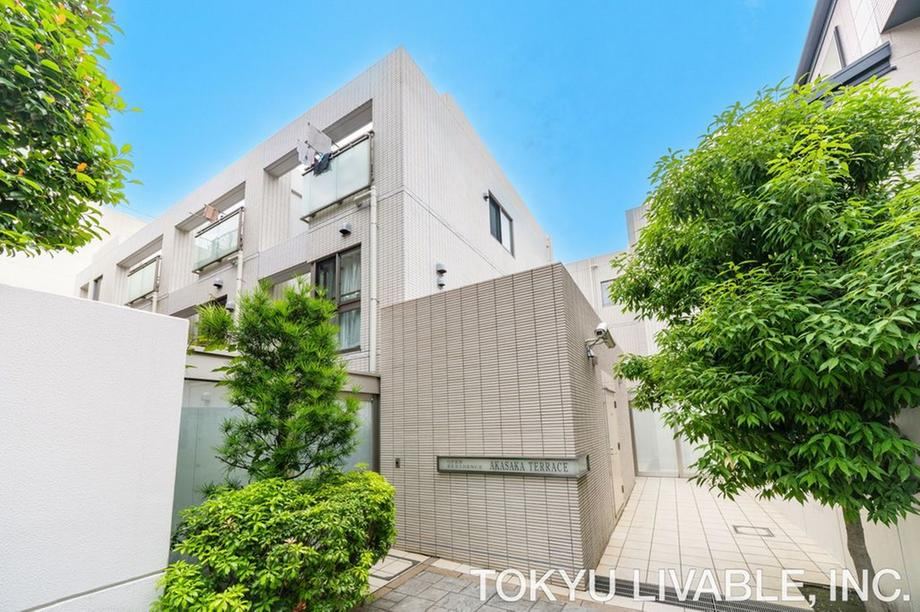 2LDK apartment in Minato Ward, Tokyo - Photo 1