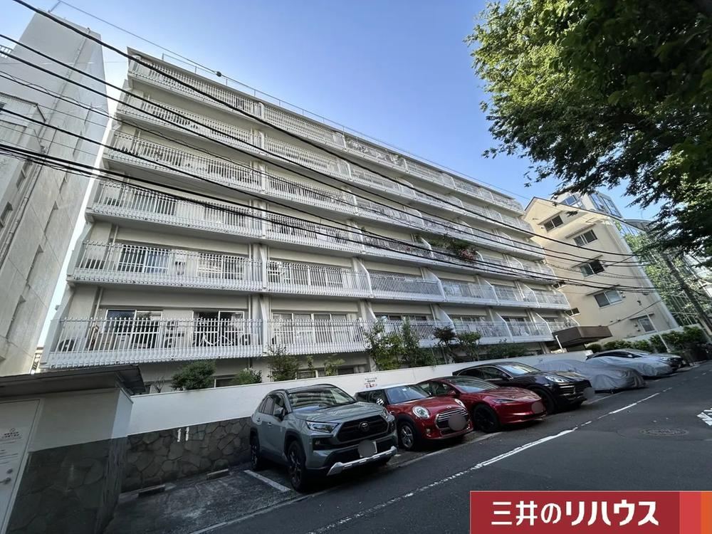 2LDK apartment in Minato Ward, Tokyo - Photo 1