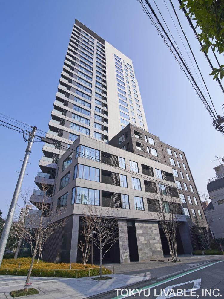 2LDK apartment in Minato Ward, Tokyo - Photo 1
