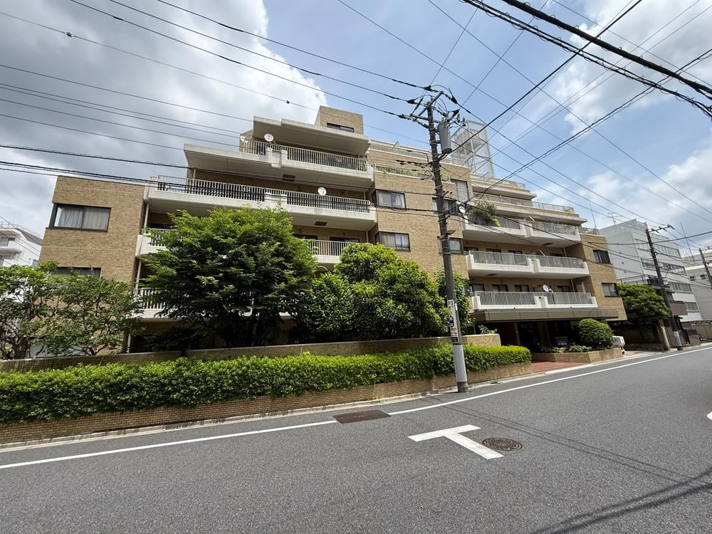 2LDK apartment in Bunkyo Ward, Tokyo - Photo 1