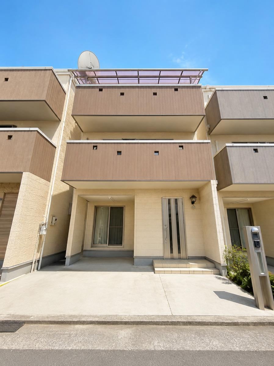 4LDK house in Yao, Osaka - Photo 1