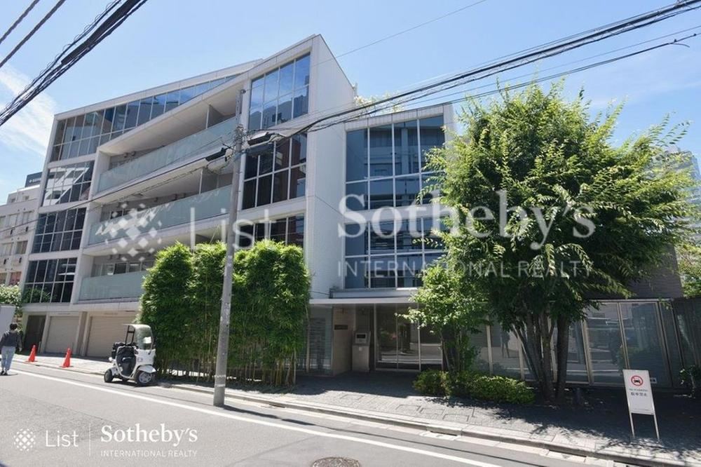 2LDK apartment in Minato Ward, Tokyo - Photo 1