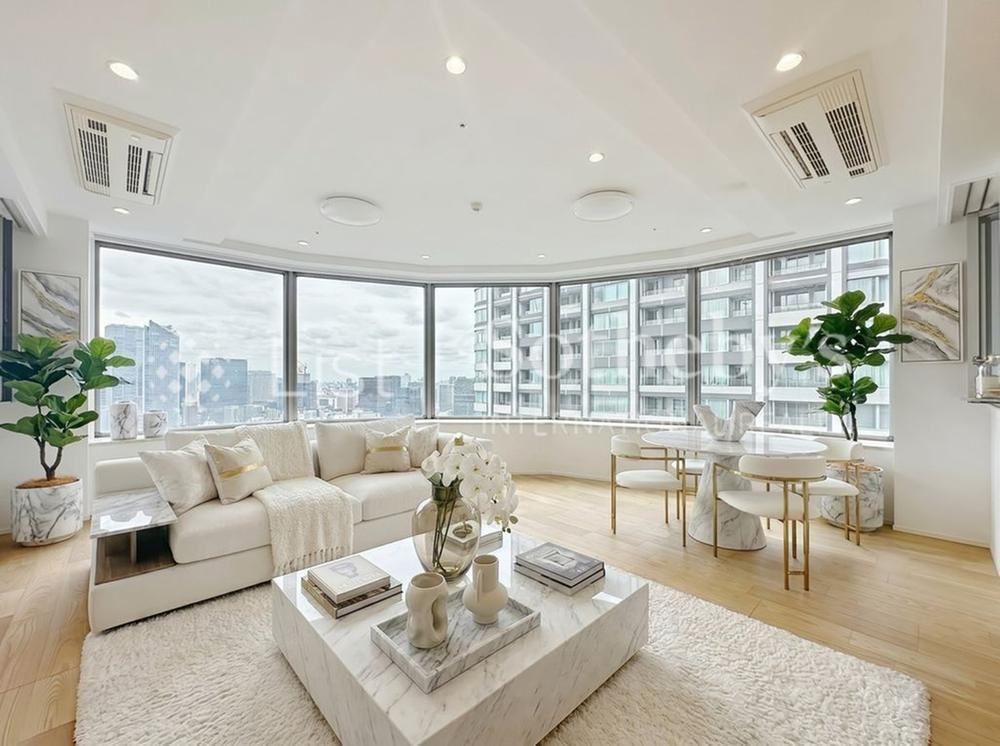 2LDK+S apartment in Minato Ward, Tokyo - Photo 1