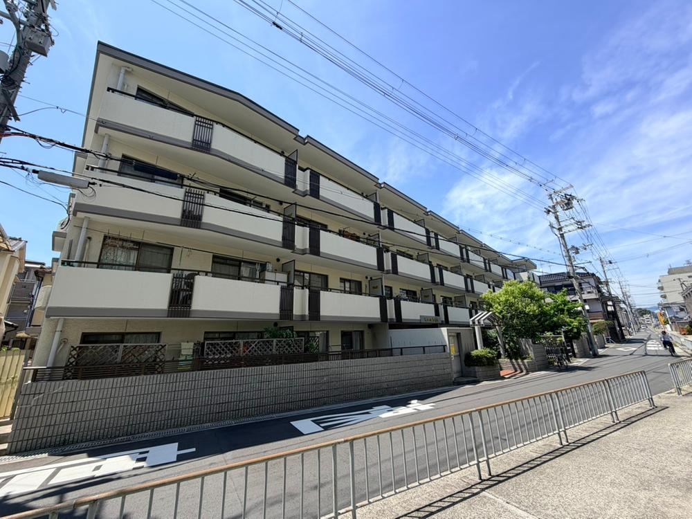 3DK apartment in Toyonaka, Osaka - Photo 1