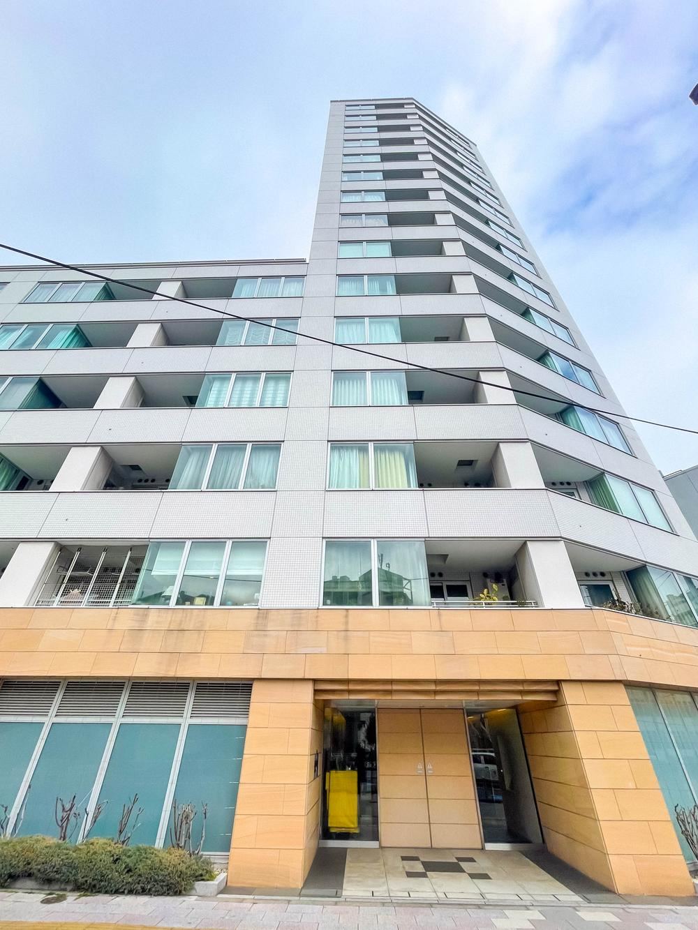 2LDK apartment in Minato Ward, Tokyo - Photo 1