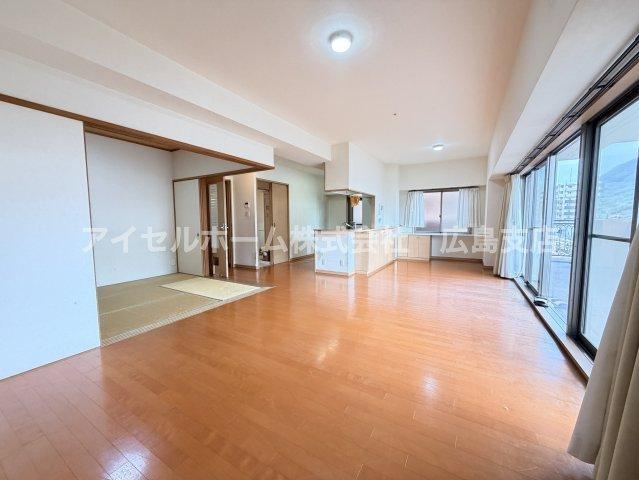 4LDK+S apartment in Kure, Hiroshima - Photo 1