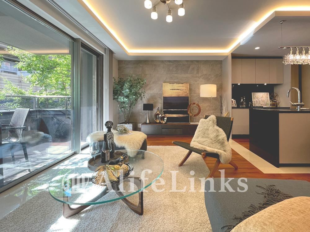 2LDK apartment in Minato Ward, Tokyo - Photo 1