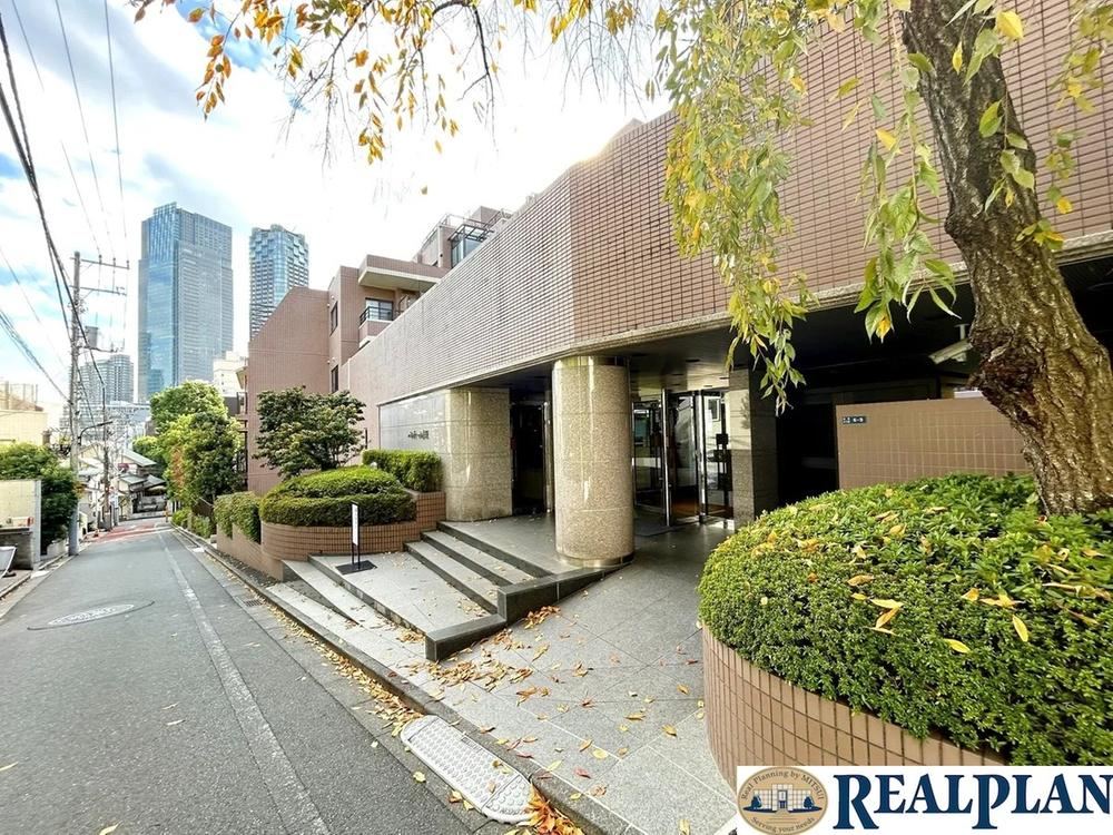 2LDK apartment in Minato Ward, Tokyo - Photo 1