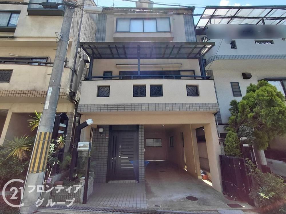 4LDK house in Hirakata, Osaka - Photo 1