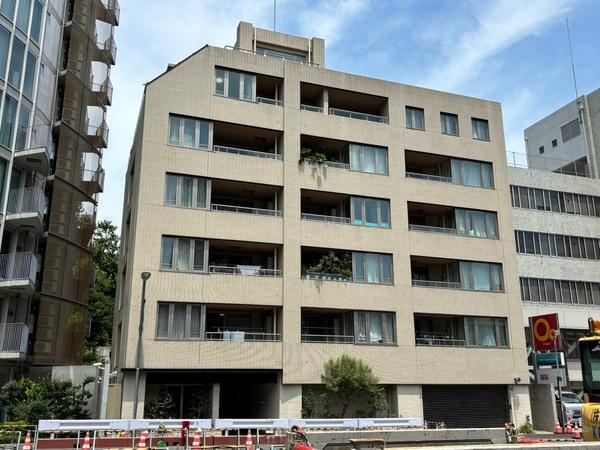 2LDK apartment in Minato Ward, Tokyo - Photo 1