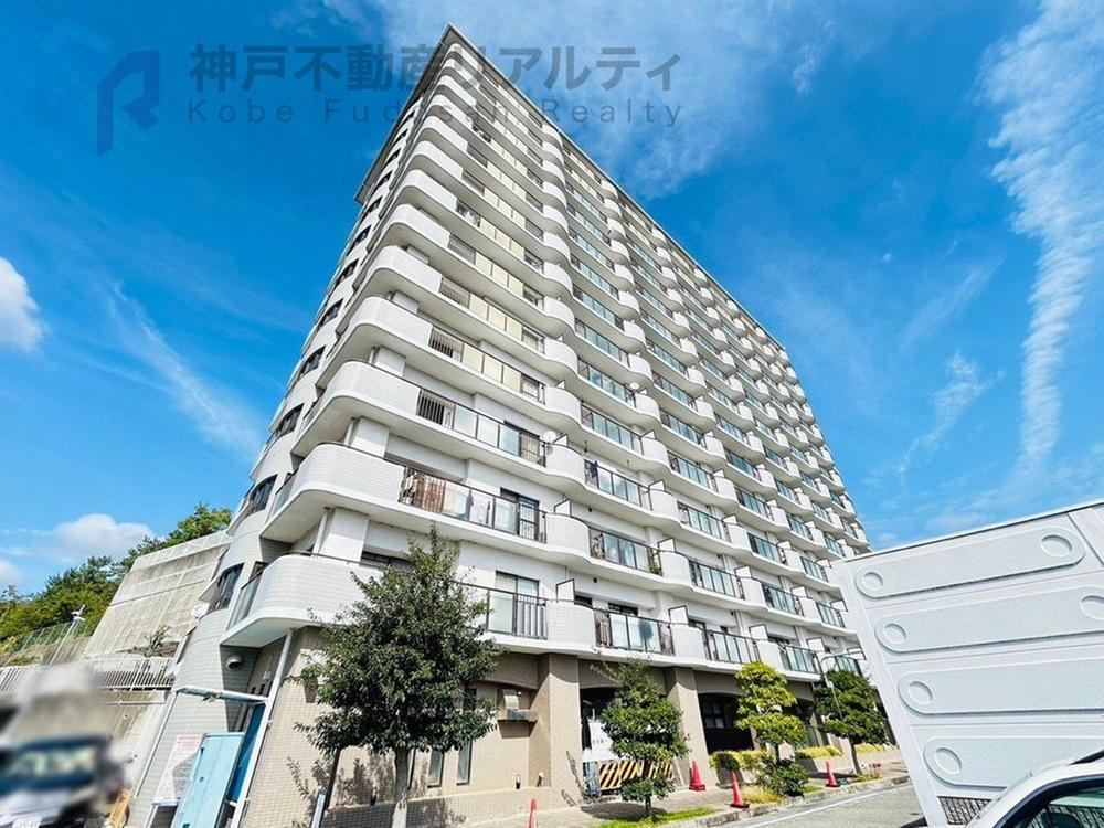3LDK apartment in Tarumi Ward, Kobe, Hyogo - Photo 1