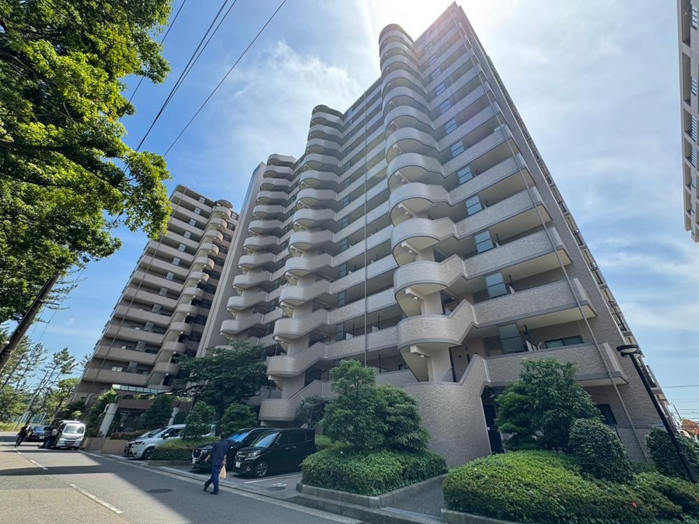 4LDK apartment in Mihama Ward, Chiba - Photo 1