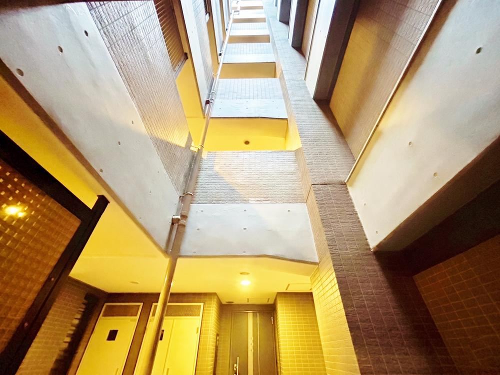 2LDK apartment in Shinjuku Ward, Tokyo - Photo 1