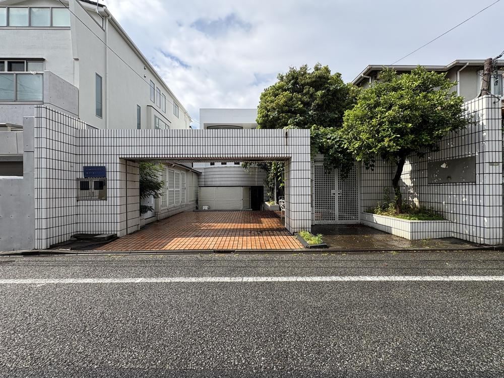694 m² land in Setagaya Ward, Tokyo - Photo 1