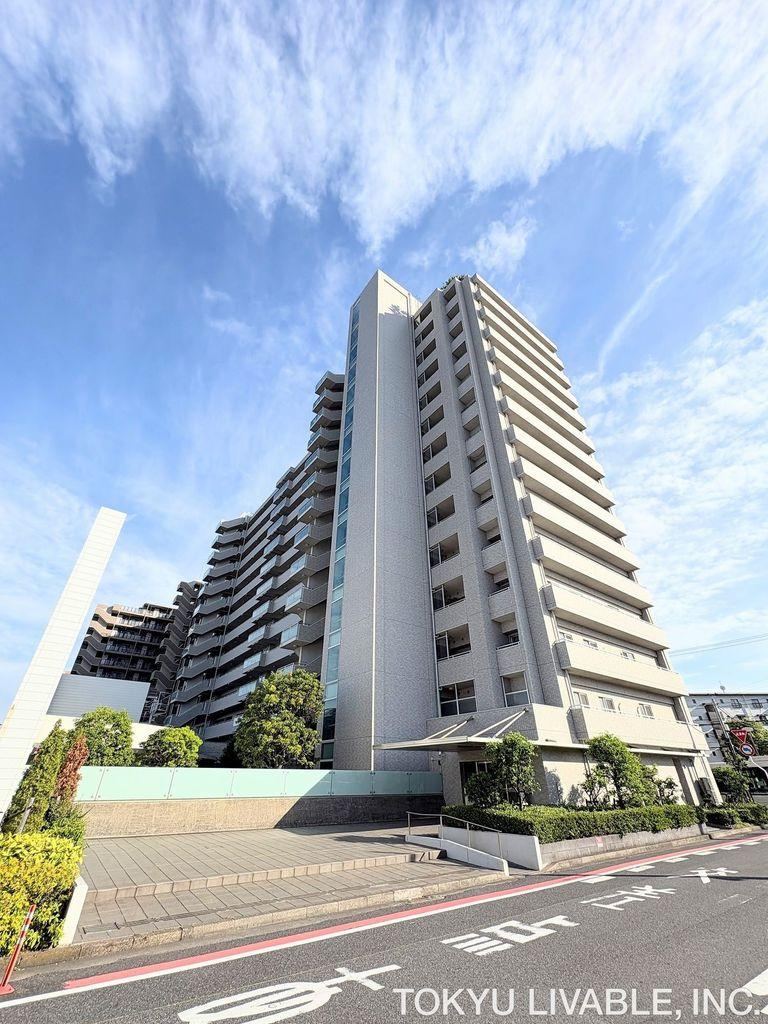 4LDK apartment in Mihama Ward, Chiba - Photo 1