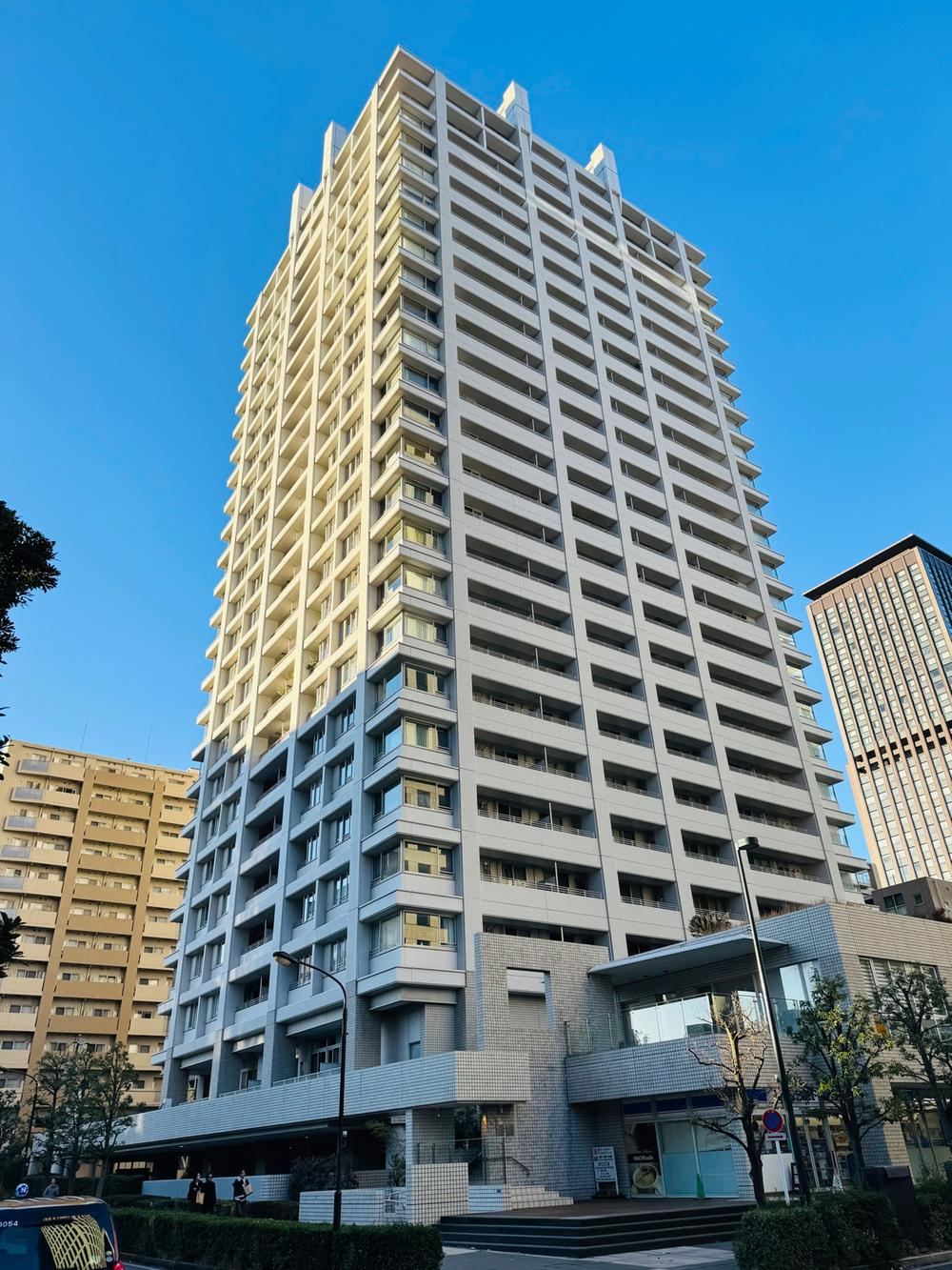 2LDK+S apartment in Minato Ward, Tokyo - Photo 1