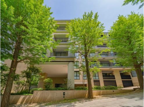 2LDK+S apartment in Minato Ward, Tokyo - Photo 1