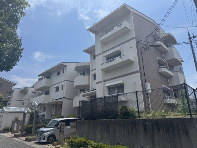 4LDK apartment in Tarumi Ward, Kobe, Hyogo - Photo 1