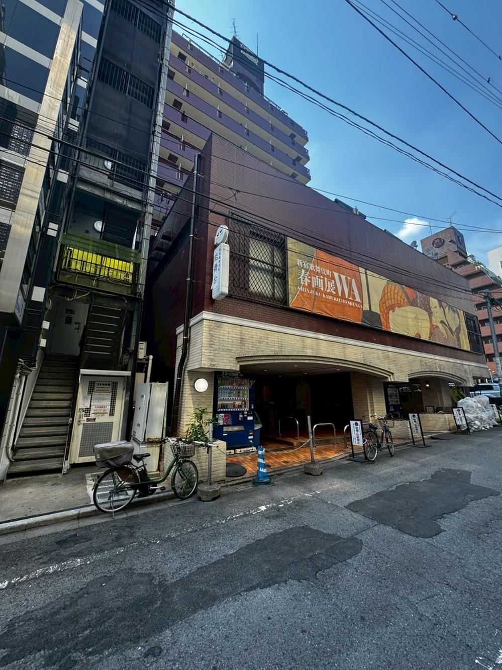 1LDK apartment in Shinjuku Ward, Tokyo - Photo 1